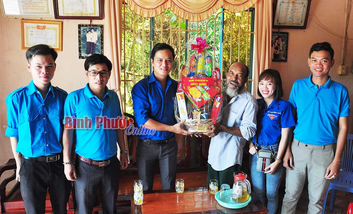 Hội Liên hiệp thanh niên tặng quà nhân dịp tết Chol Chnam Thmay