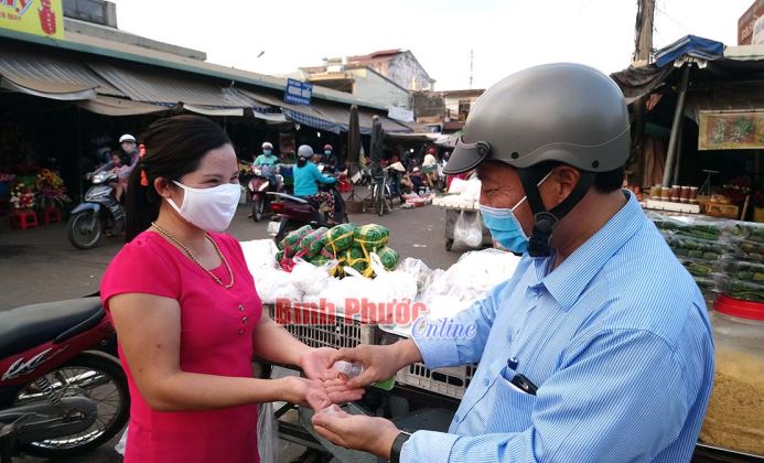 Nâng cao ý thức phòng, chống dịch cho tiểu thương Nâng cao ý thức phòng, chống dịch cho tiểu thương