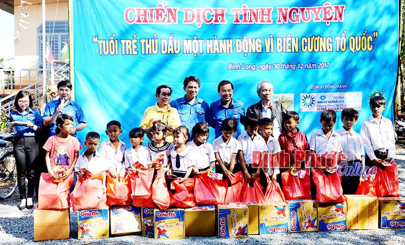 200 người nghèo, học sinh khó khăn được khám bệnh, tặng quà 200 người nghèo, học sinh khó khăn được khám bệnh, tặng quà