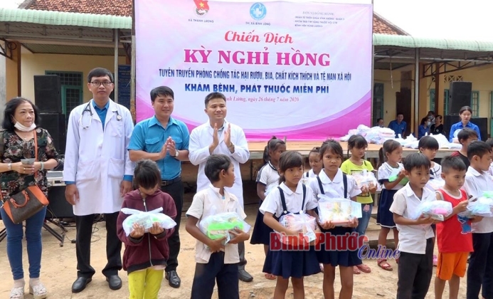 350 người dân, học sinh được tặng quà, khám bệnh miễn phí 350 người dân, học sinh được tặng quà, khám bệnh miễn phí