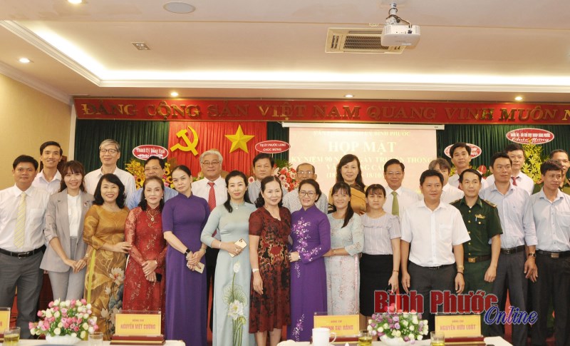 Gặp mặt kỷ niệm 90 năm ngày truyền thống văn phòng cấp ủy Gặp mặt kỷ niệm 90 năm ngày truyền thống văn phòng cấp ủy