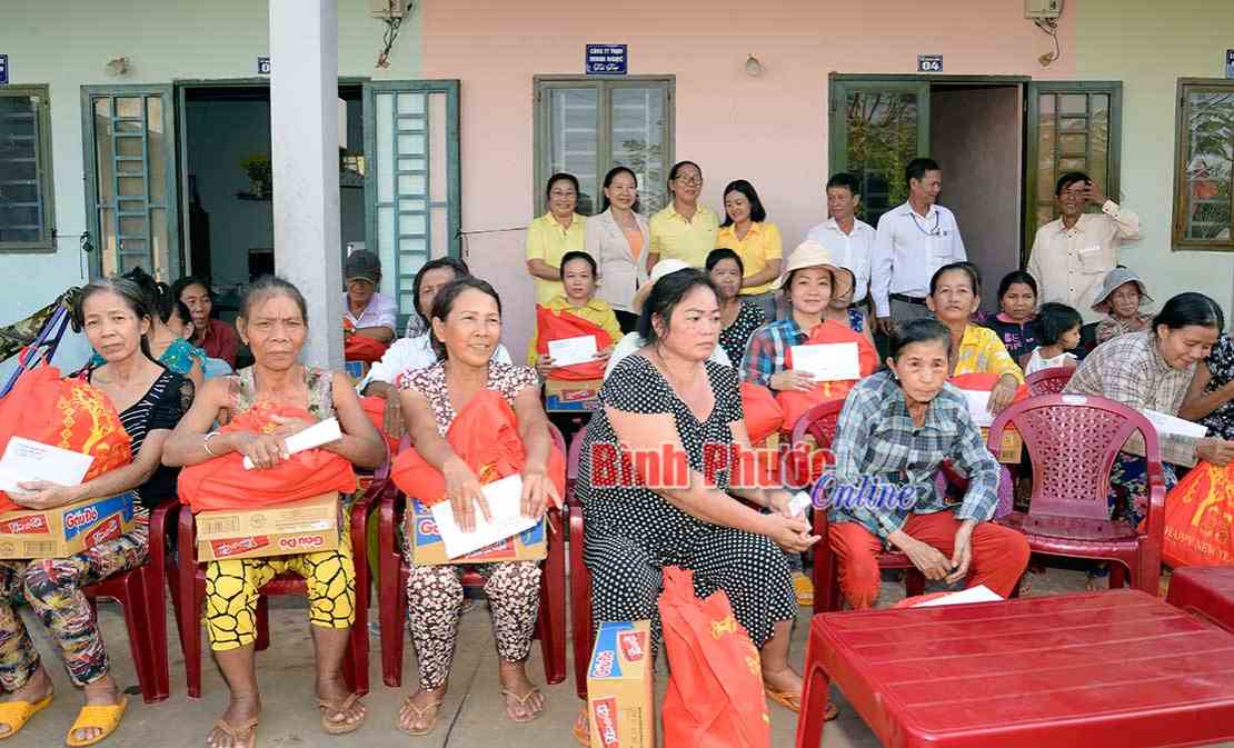 Bình Long vận động 7.238 phần quà tết tặng người nghèo Bình Long vận động 7.238 phần quà tết tặng người nghèo