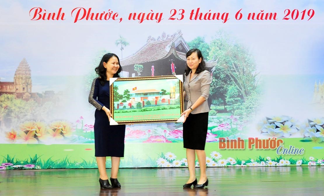 Giao lưu văn hóa thanh niên, sinh viên Campuchia - Việt Nam - Lào Giao lưu văn hóa thanh niên, sinh viên Campuchia - Việt Nam - Lào