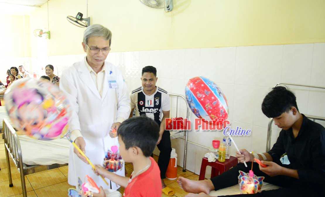 Tặng quà trung thu cho bệnh nhi tại Bình Long Tặng quà trung thu cho bệnh nhi tại Bình Long