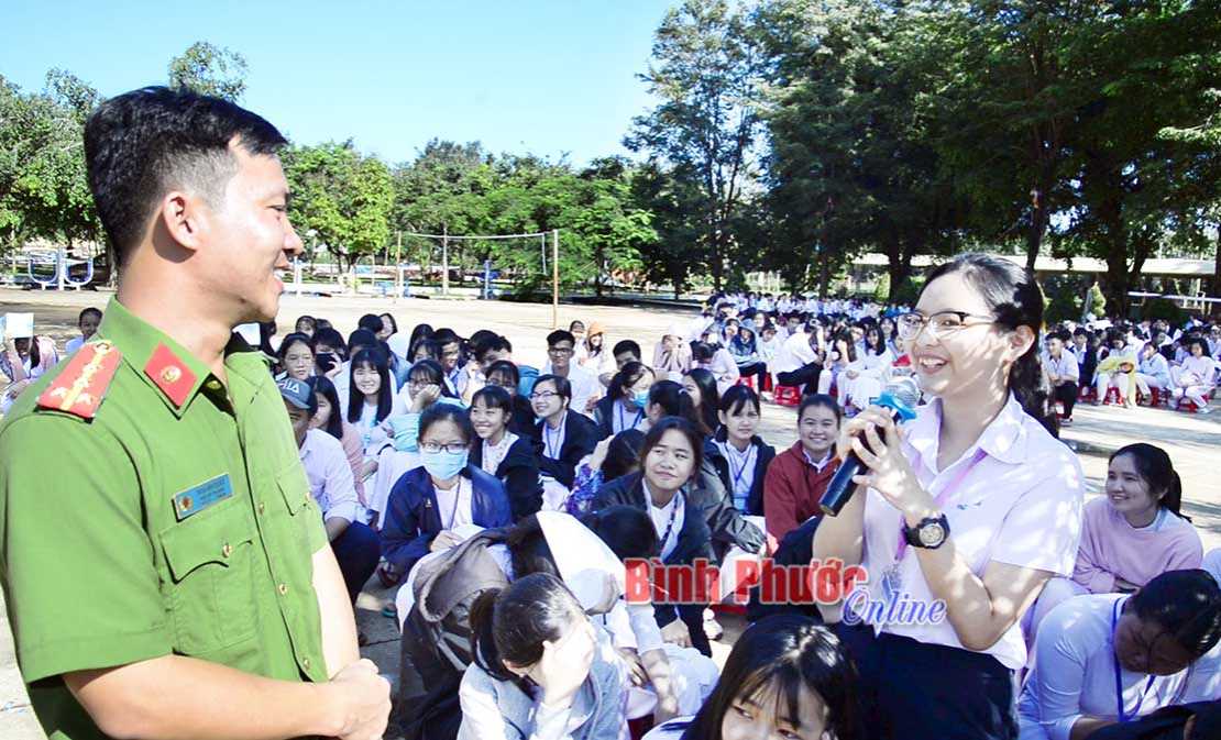 800 học sinh Trường THPT chuyên Bình Long được tuyên truyền pháp luật 800 học sinh Trường THPT chuyên Bình Long được tuyên truyền pháp luật