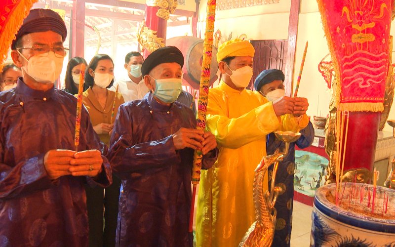 Đưa sắc thần và dựng cây nêu tại Đình thần Hưng Long