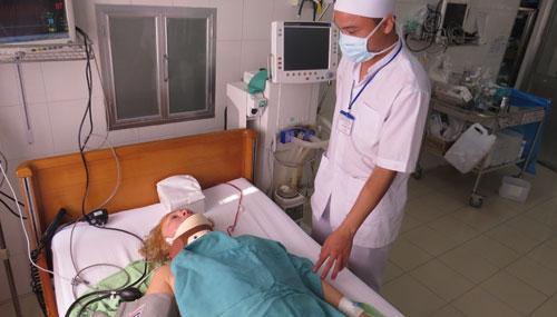 Một du khách nước ngoài bị cá đâm vào cổ khi tắm biển Nha Trang Một du khách nước ngoài bị cá đâm vào cổ khi tắm biển Nha Trang
