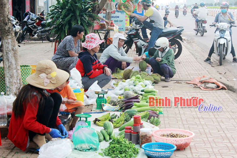 Đừng biến vỉa hè thành… chợ tạm Đừng biến vỉa hè thành… chợ tạm