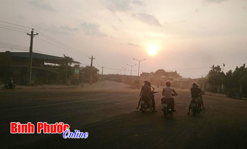 Minh Hưng - nhiều cơn gió xoáy xuất hiện, nhưng không mưa Minh Hưng - nhiều cơn gió xoáy xuất hiện, nhưng không mưa