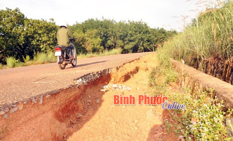 Đường bị xói lở gây nguy hiểm
