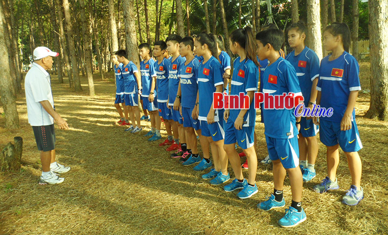 “Đường cỏ tự nhiên” của thầy trò HLV Bùi Lương “Đường cỏ tự nhiên” của thầy trò HLV Bùi Lương