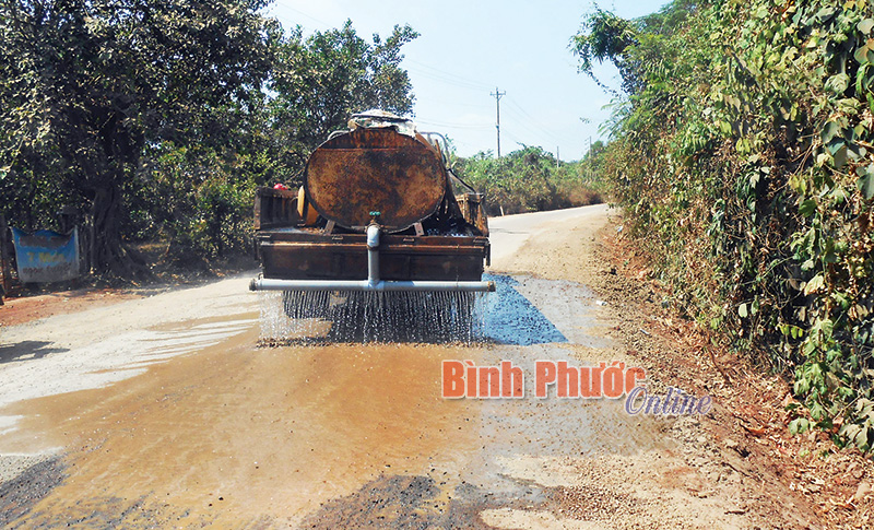 Đường nhựa vào xã Lộc An đang được sửa chữa
