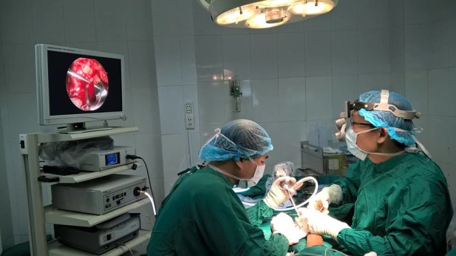 Nổ bánh xe khi bơm, một người đứt gần lìa ngón tay