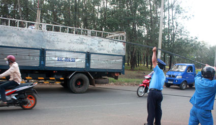 Xe container cắt đứt cáp viễn thông rồi bỏ chạy Xe container cắt đứt cáp viễn thông rồi bỏ chạy
