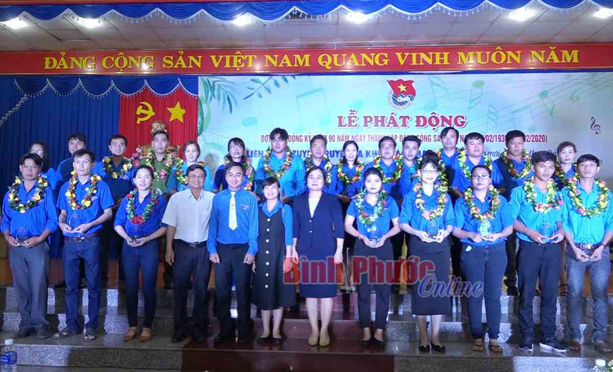 Thị đoàn Bình Long tuyên dương 25 đảng viên trẻ, đoàn viên tiêu biểu Thị đoàn Bình Long tuyên dương 25 đảng viên trẻ, đoàn viên tiêu biểu