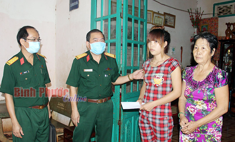 Binh đoàn 16 thăm, tặng quà nhân dân vùng dịch bạch hầu