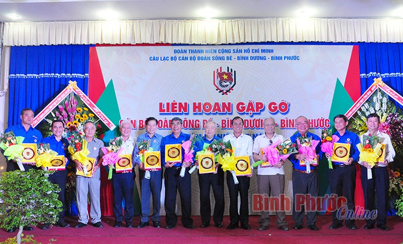 Gặp gỡ cán bộ đoàn Sông Bé - Bình Dương - Bình Phước Gặp gỡ cán bộ đoàn Sông Bé - Bình Dương - Bình Phước