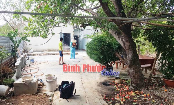 Người dân phối hợp chính quyền đưa người từ Campuchia về đi cách ly Người dân phối hợp chính quyền đưa người từ Campuchia về đi cách ly