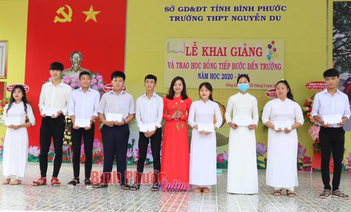 Tiếp sức học sinh đến trường