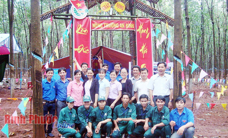 Công nhân Lương Văn Tịnh nhất “Bàn tay vàng” khai thác mủ cao su Đồng Phú Công nhân Lương Văn Tịnh nhất “Bàn tay vàng” khai thác mủ cao su Đồng Phú