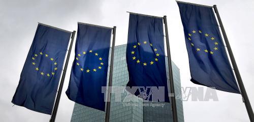 ECB bơm thêm 900 triệu euro hỗ trợ thanh khoản cho Hy Lạp ECB bơm thêm 900 triệu euro hỗ trợ thanh khoản cho Hy Lạp