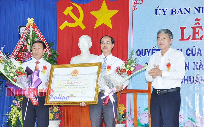 Xã Tân Thành nhận bằng công nhận đạt chuẩn nông thôn mới giai đoạn 2011-2016 Xã Tân Thành nhận bằng công nhận đạt chuẩn nông thôn mới giai đoạn 2011-2016