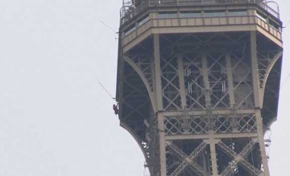 Pháp: Tháp Eiffel đóng cửa do một đối tượng tìm cách trèo lên Pháp: Tháp Eiffel đóng cửa do một đối tượng tìm cách trèo lên