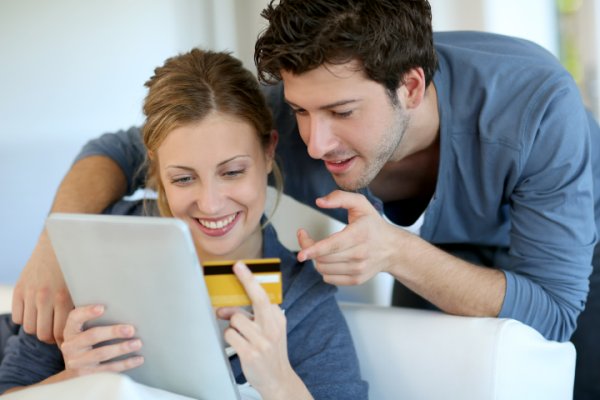 f0820855-5b34-4397-a044-9e1bcb400813_couple_online_shopping.jpeg
