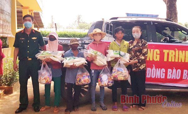 70 phần quà tặng đồng bào dân tộc thiểu số nghèo vùng biên 70 phần quà tặng đồng bào dân tộc thiểu số nghèo vùng biên