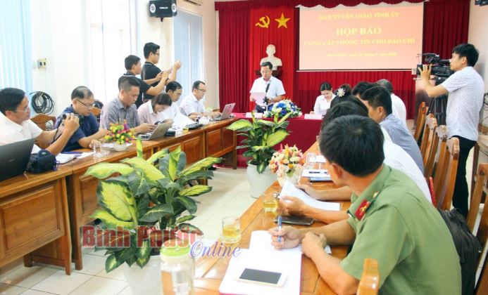 Họp báo thông tin vụ tự tử tại Tòa án nhân dân tỉnh Họp báo thông tin vụ tự tử tại Tòa án nhân dân tỉnh