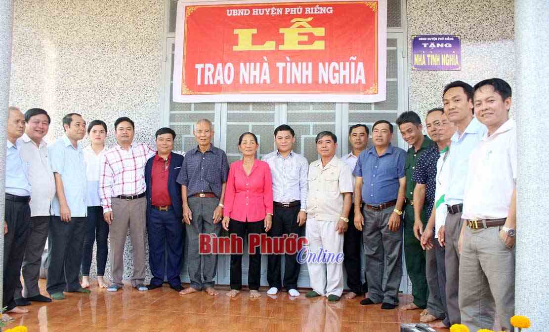 Trao nhà mới cho bệnh binh đón tết Trao nhà mới cho bệnh binh đón tết