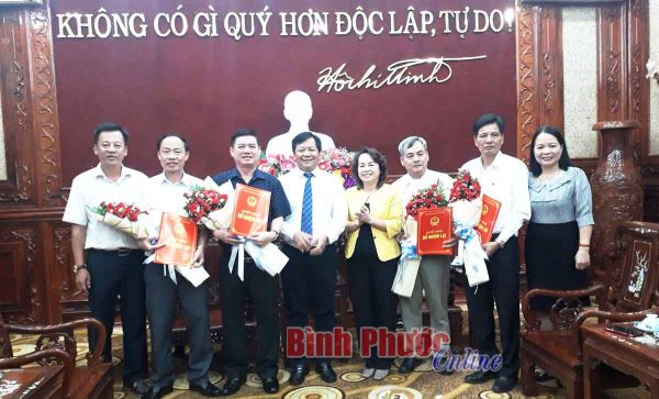 UBND tỉnh trao quyết định bổ nhiệm lại lãnh đạo cấp tỉnh