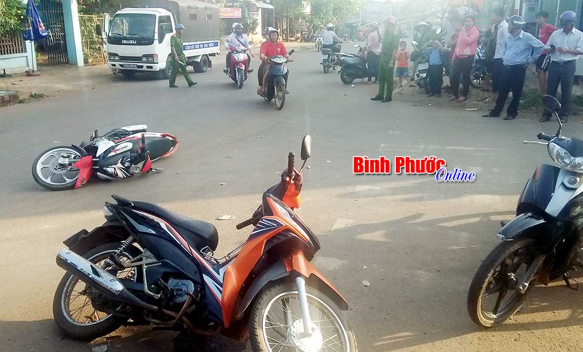 Va quẹt xe máy, 2 người bị thương Va quẹt xe máy, 2 người bị thương
