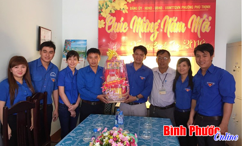 25 phần quà tặng cán bộ Đoàn - Hội khó khăn và thanh niên hoàn lương 25 phần quà tặng cán bộ Đoàn - Hội khó khăn và thanh niên hoàn lương