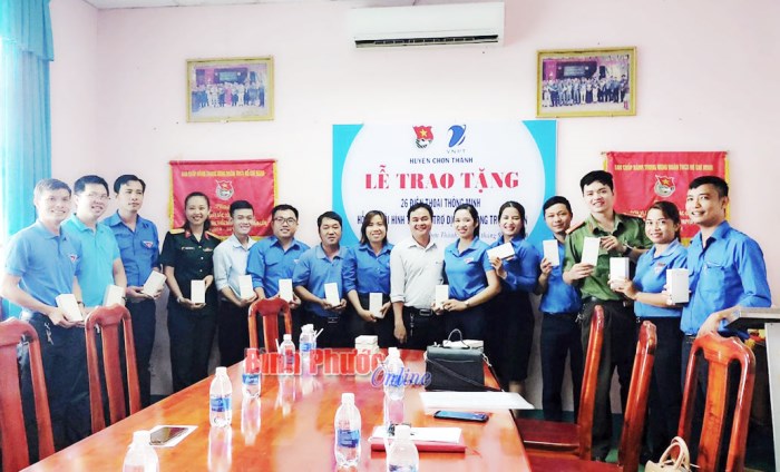 Trao tặng điện thoại thông minh tại huyện Chơn Thành