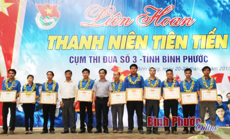 Liên hoan thanh niên khối cao su và tuyên dương đảng viên trẻ Liên hoan thanh niên khối cao su và tuyên dương đảng viên trẻ
