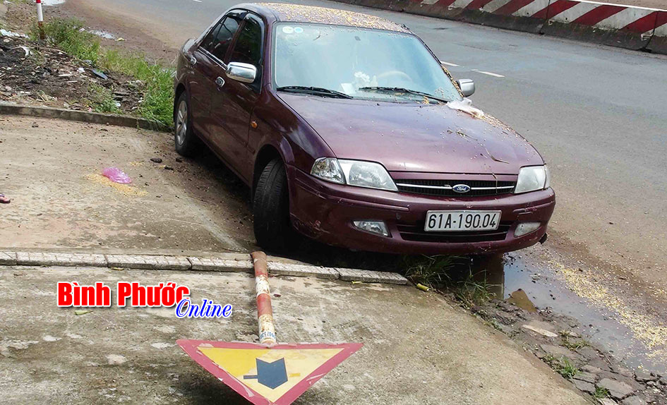 Dắt bộ ngược chiều, xe đạp bị xe ôtô cuốn vào gầm Dắt bộ ngược chiều, xe đạp bị xe ôtô cuốn vào gầm