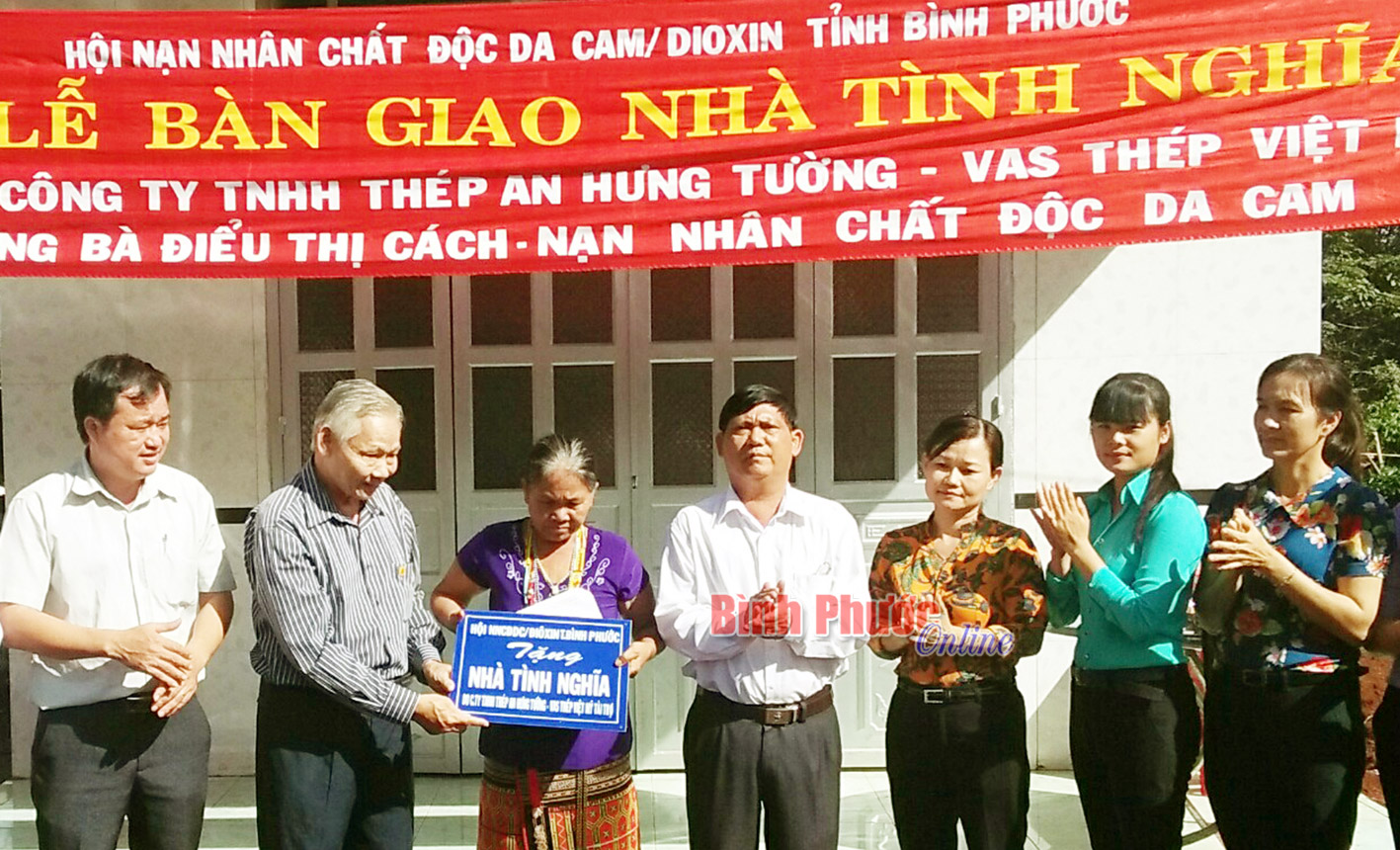 Tặng nhà tình nghĩa cho gia đình bà Điểu Thị Cách Tặng nhà tình nghĩa cho gia đình bà Điểu Thị Cách
