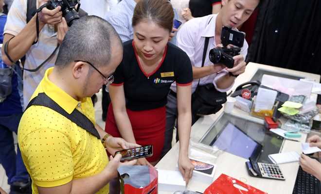 Các mẫu iPhone mới chính hãng lên kệ, giá cao nhất 43,99 triệu đồng