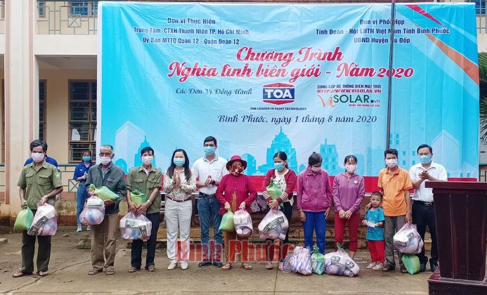 “Hoa nhân ái - hành trình hồng” hướng về biên giới