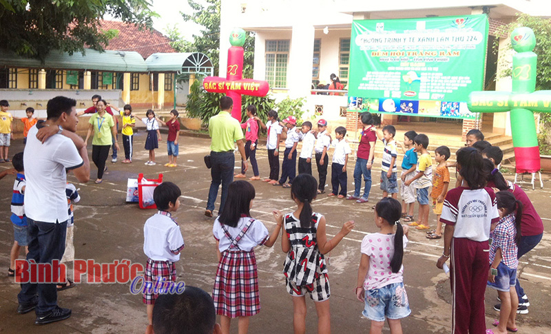 Bù Đốp đảm bảo 100% trẻ em đều có quà trung thu Bù Đốp đảm bảo 100% trẻ em đều có quà trung thu