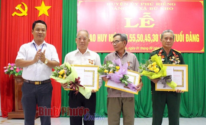 8 đảng viên xã Bù Nho được nhận huy hiệu Đảng đợt 2-9 8 đảng viên xã Bù Nho được nhận huy hiệu Đảng đợt 2-9