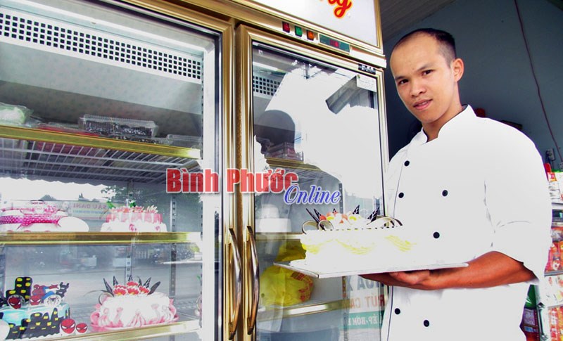 Gắn bó với nghề làm bánh sinh nhật Gắn bó với nghề làm bánh sinh nhật