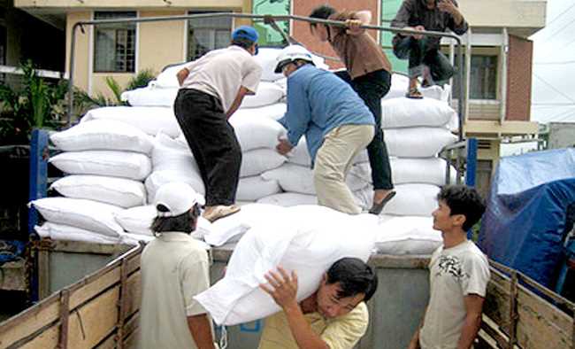 Hỗ trợ gạo cho người dân bị thiệt hại do bão số 10 Hỗ trợ gạo cho người dân bị thiệt hại do bão số 10