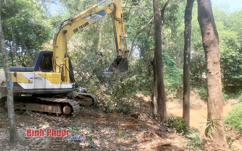 Gấp rút khơi thông suối Rạt Gấp rút khơi thông suối Rạt