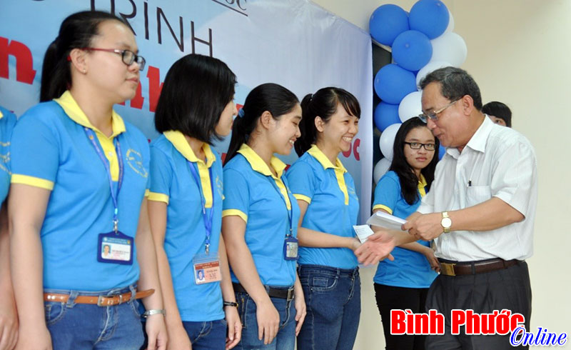 Gặp mặt trên 300 sinh viên Bình Phước đang học Đại học Y dược TP. HCM Gặp mặt trên 300 sinh viên Bình Phước đang học Đại học Y dược TP. HCM