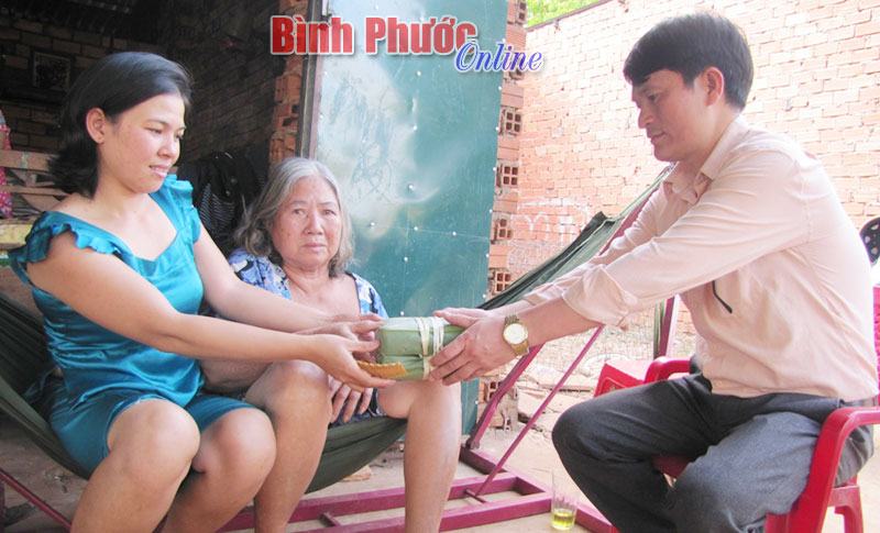 Bánh chưng ấm nghĩa, đậm tình Bánh chưng ấm nghĩa, đậm tình