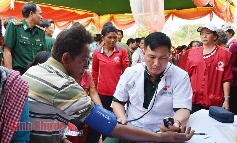 Khám bệnh, cấp thuốc miễn phí cho người dân Campuchia Khám bệnh, cấp thuốc miễn phí cho người dân Campuchia