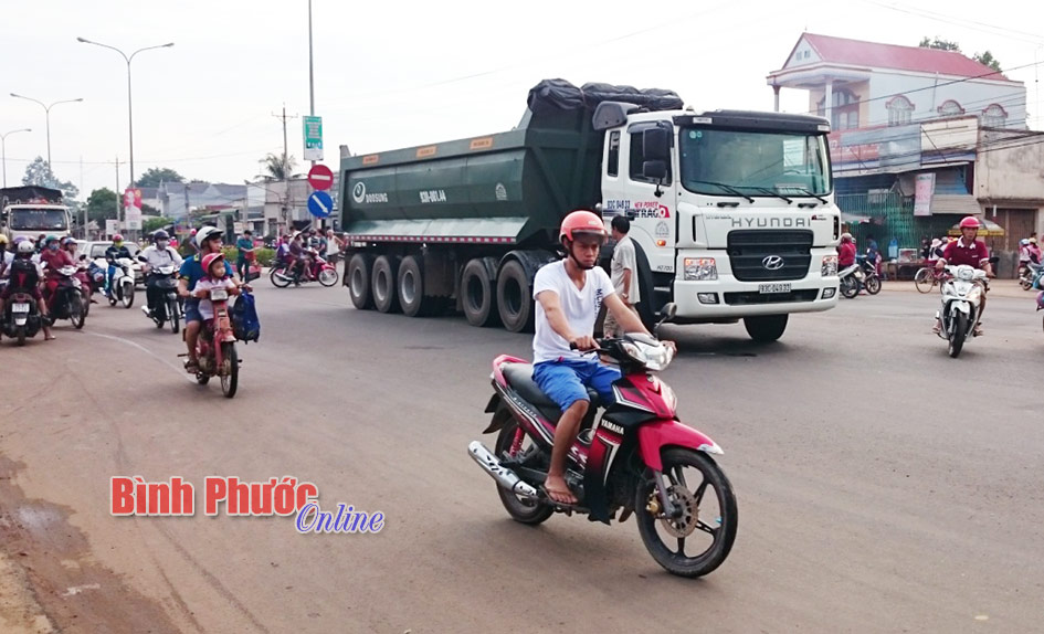 Đi bộ qua đường bị tai nạn