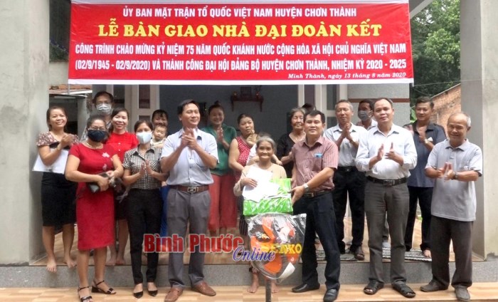 Trao nhà đại đoàn kết cho 2 hộ cận nghèo ở xã Minh Thành